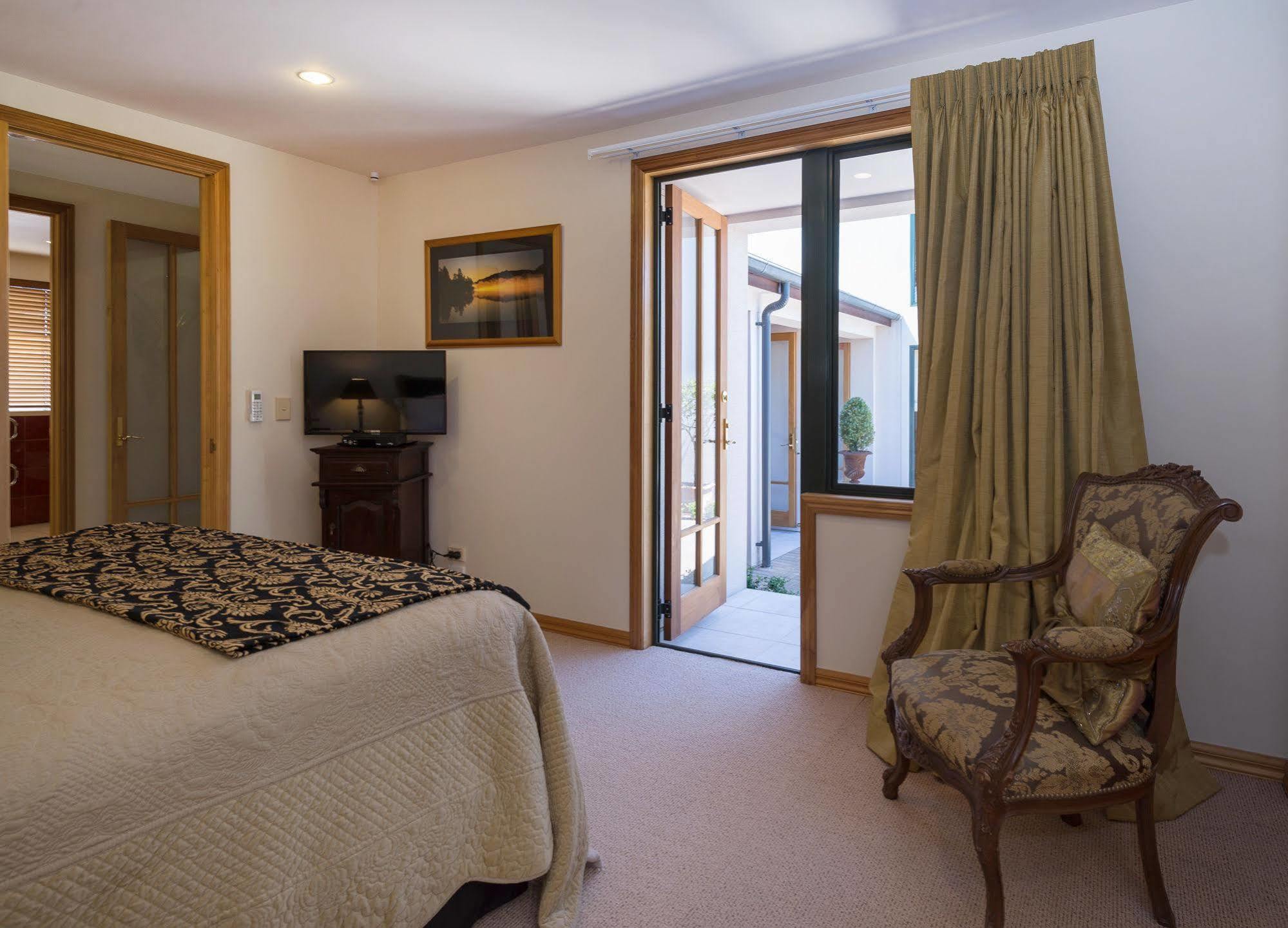 The Flying Trout Boutique Lodge Taupo Bagian luar foto